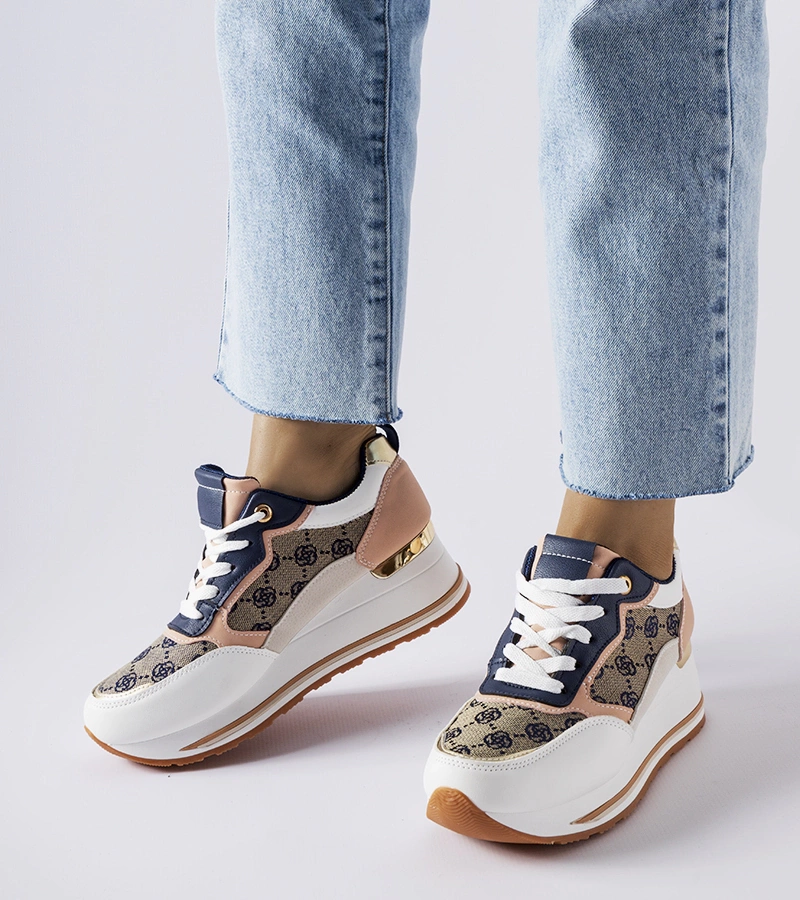 Biało-różowe sneakersy ze wzorem na koturnie