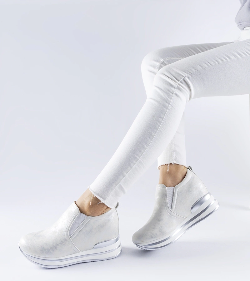 Srebrne wsuwane sneakersy na koturnie