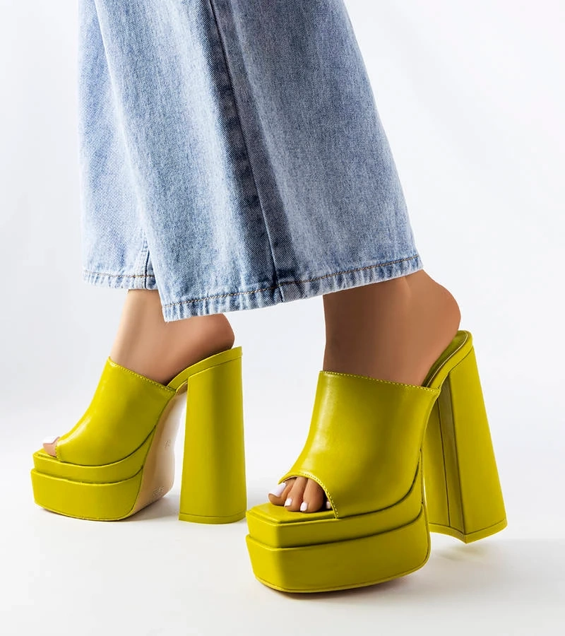 Zielone klapki na klocku