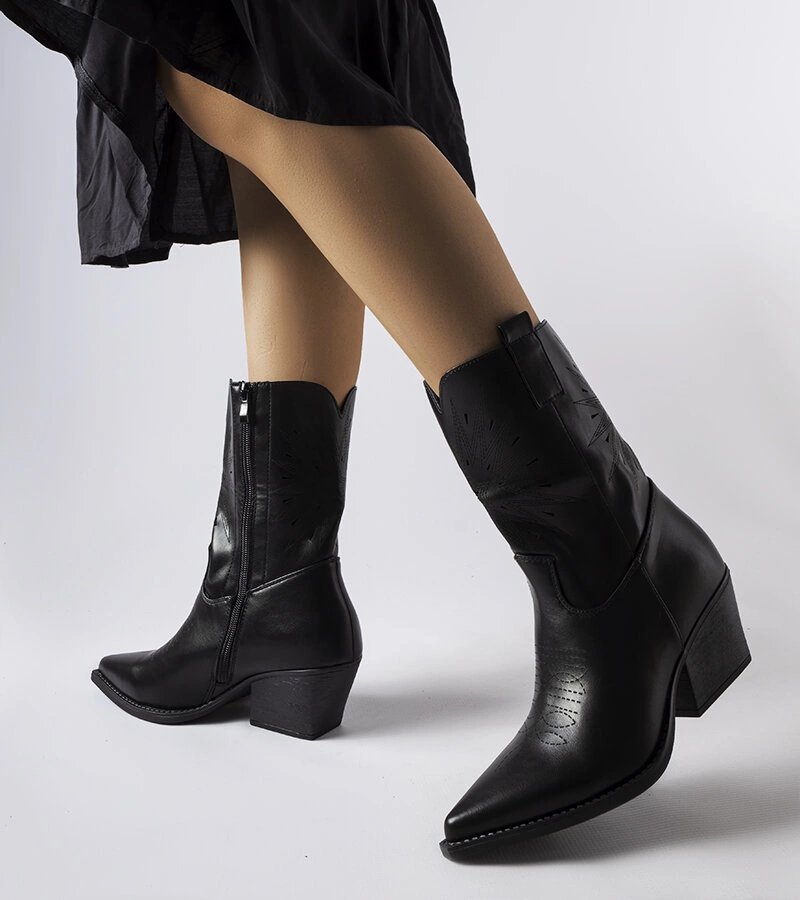 Czarne botki typu kowbojki