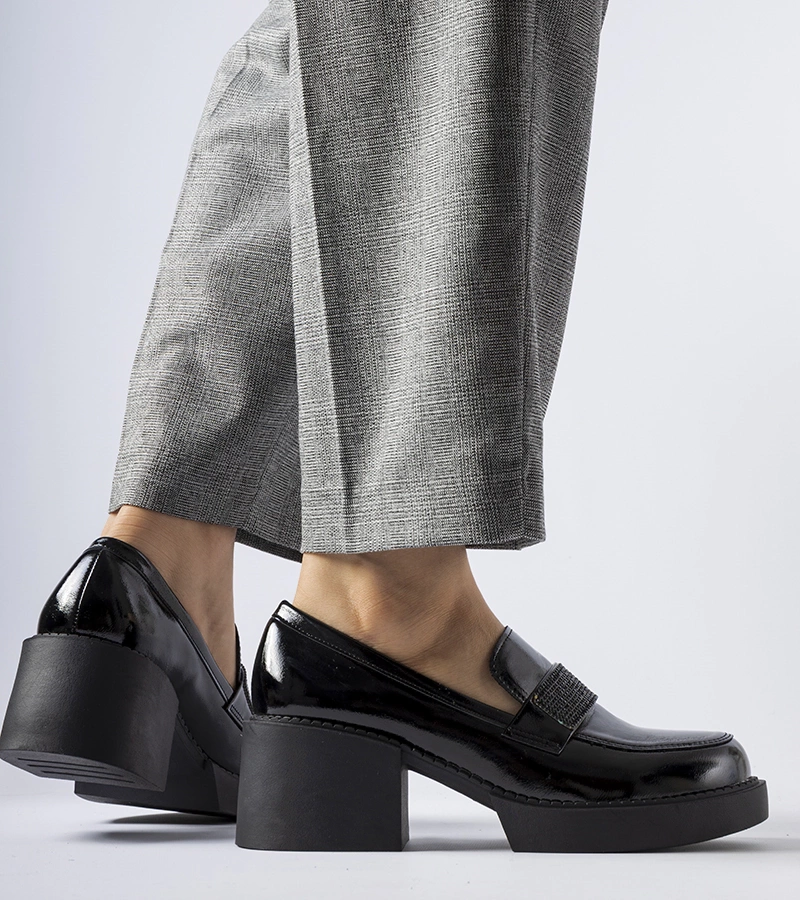 Czarne lakierowane półbuty na słupku