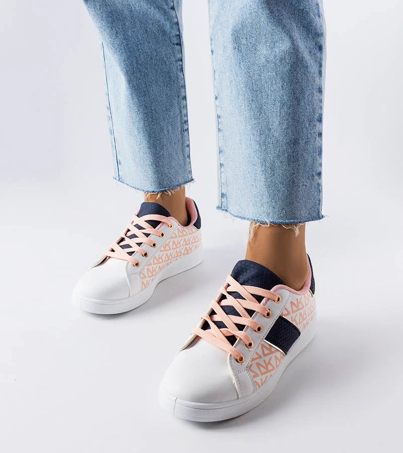 Białe sneakersy zdobione kolorowymi wstawkami