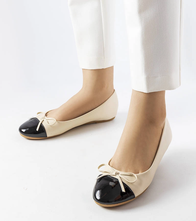 Beżowe balerinki z kokardką