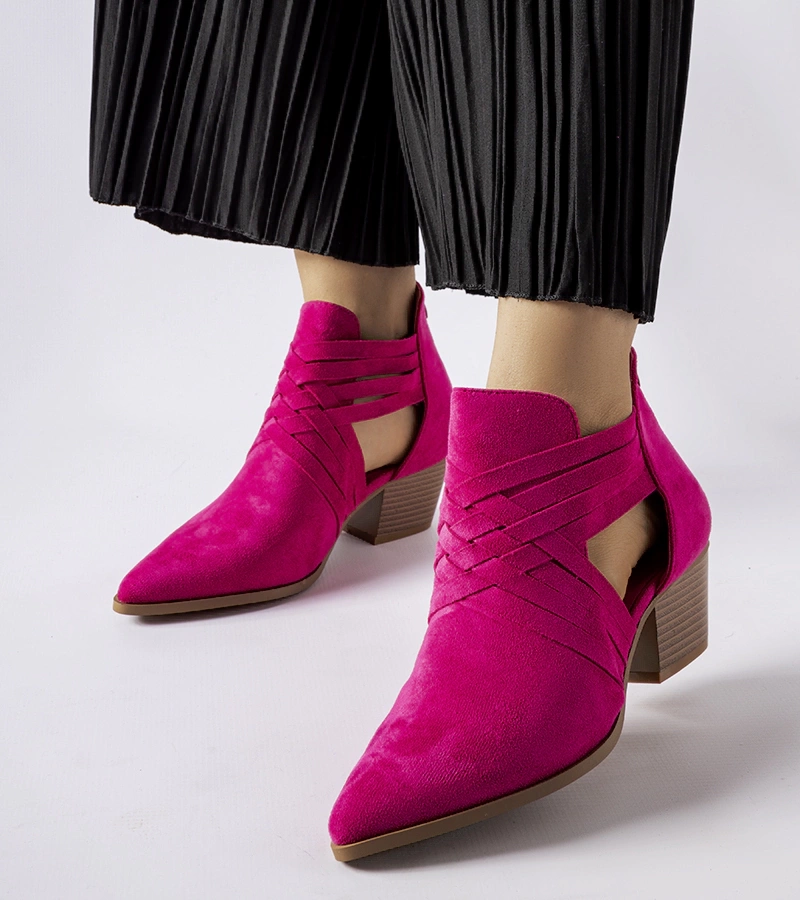 Różowe botki z wycięciami