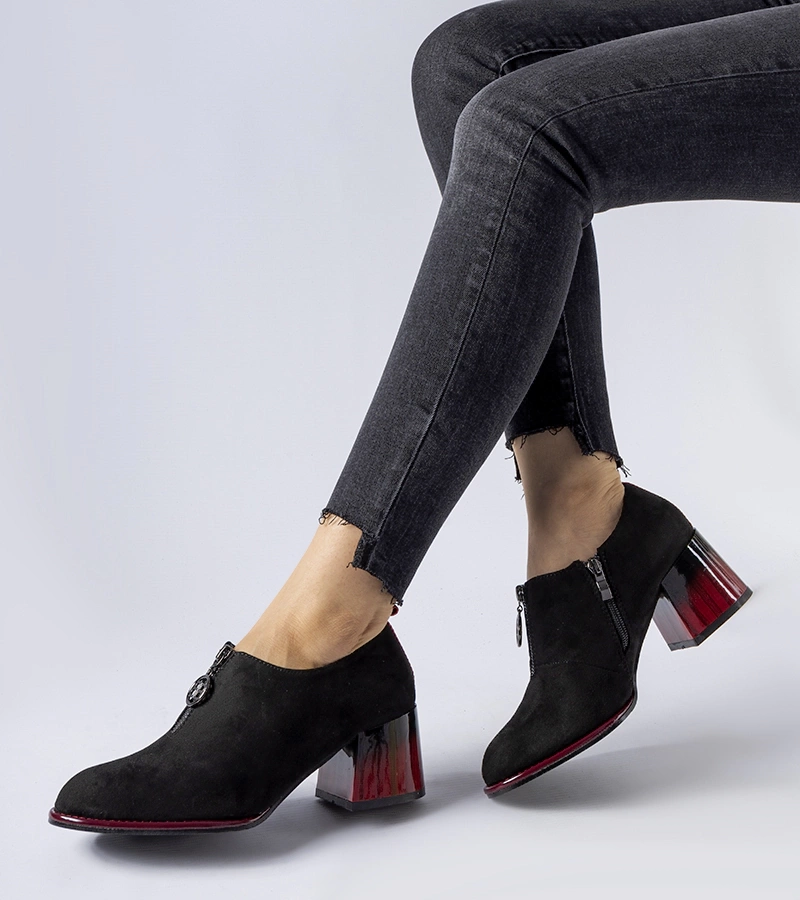 Czarne botki z czerwonym akcentem