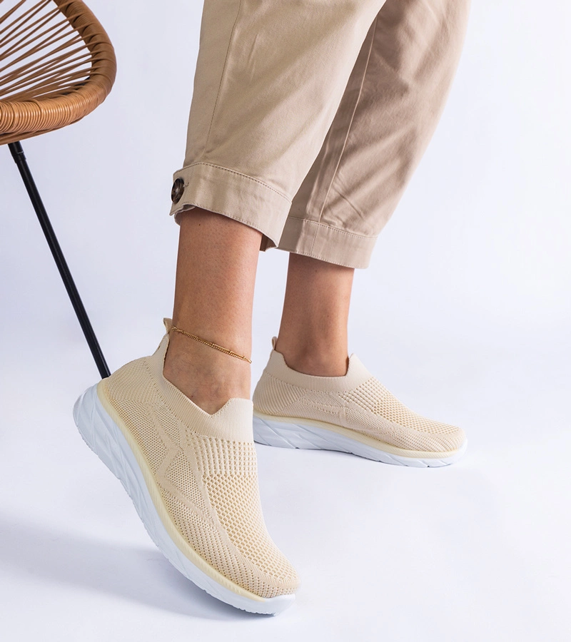 Beżowe wsuwane sneakersy sportowe