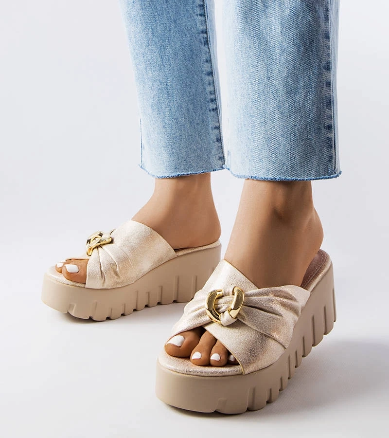 Złote damskie klapki na koturnie