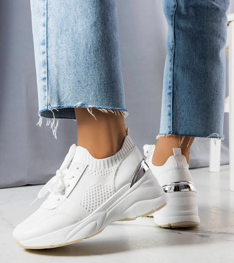 Białe wsuwane sneakersy
