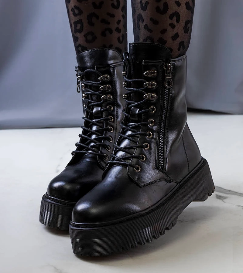 Czarne modne traperki