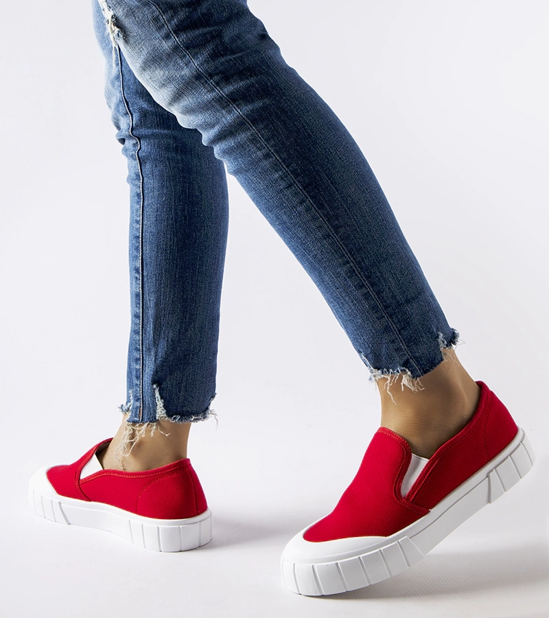 Czerwone wsuwane tenisówki