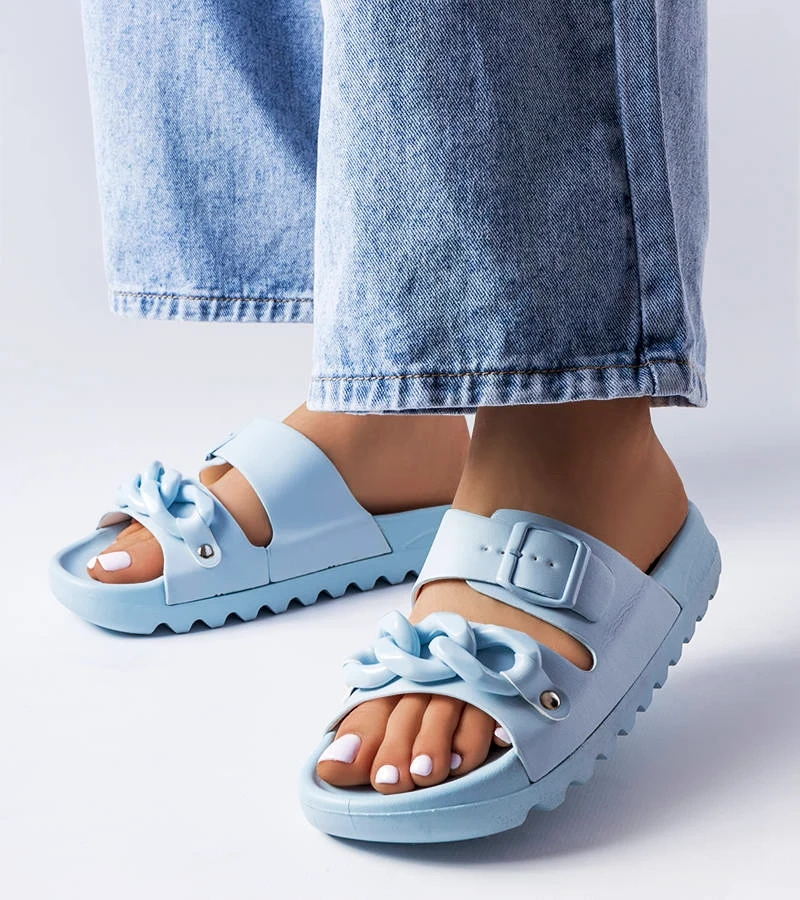 Niebieskie gumowe klapki ozdobione łańcuchem