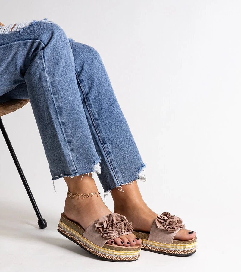 Beżowe klapki ozdobione kwiatkami