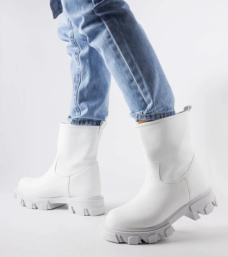 Czarne wsuwane workery na platformie