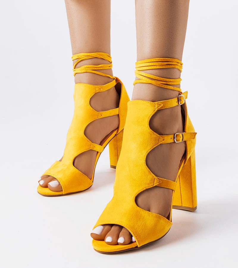 Żółte sandały na słupku z cholewką