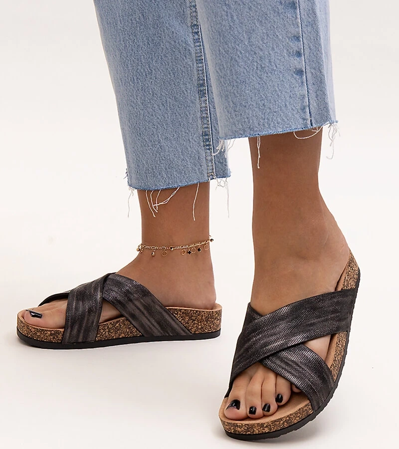 Kapki na korkowej podeszwie z połyskiem