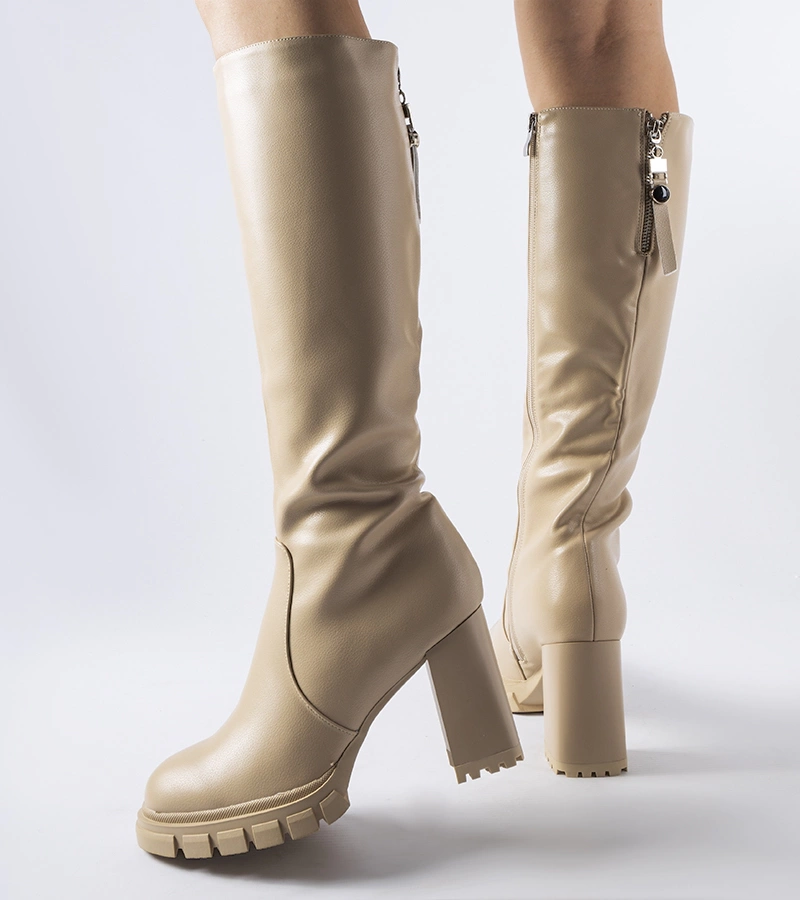 Beżowe ocieplane długie kozaki na słupku