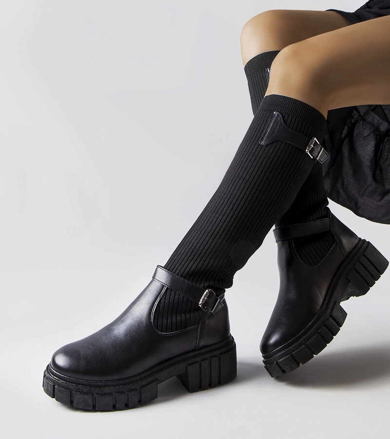 Czarne kozaki z elastyczną cholewką