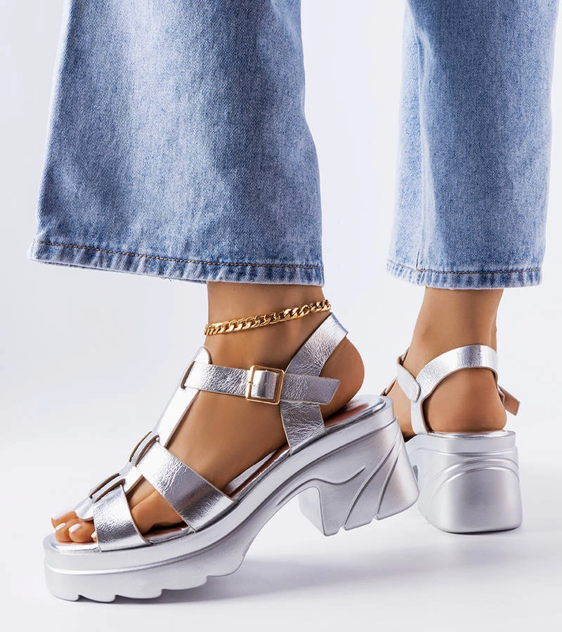 Srebrne sandały na niskim obcasie i platformie