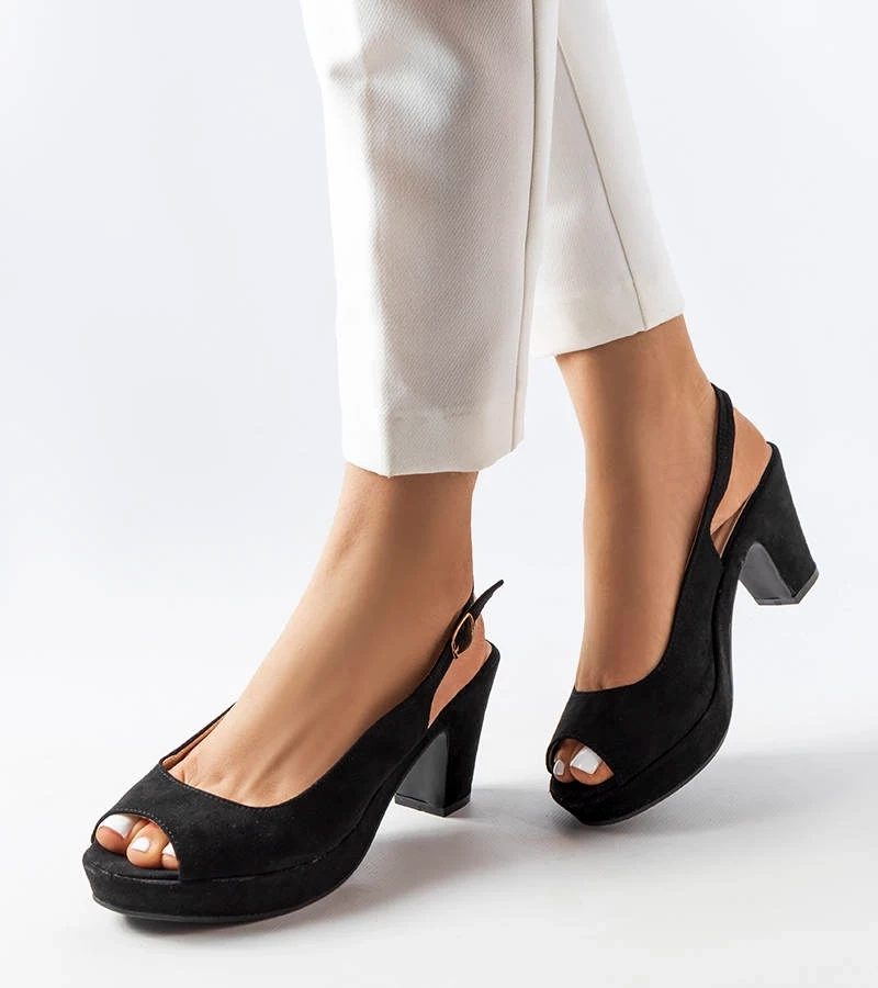 Czarne sandałki na słupku