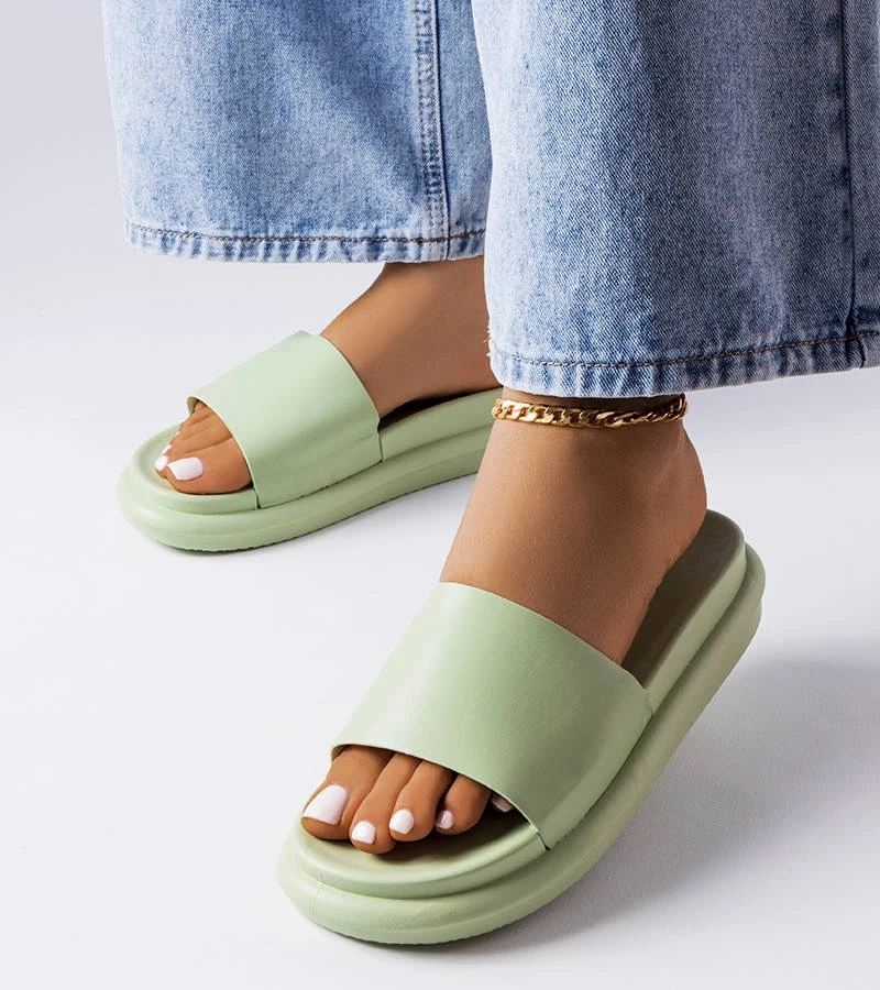 Zielone klapki na platformie