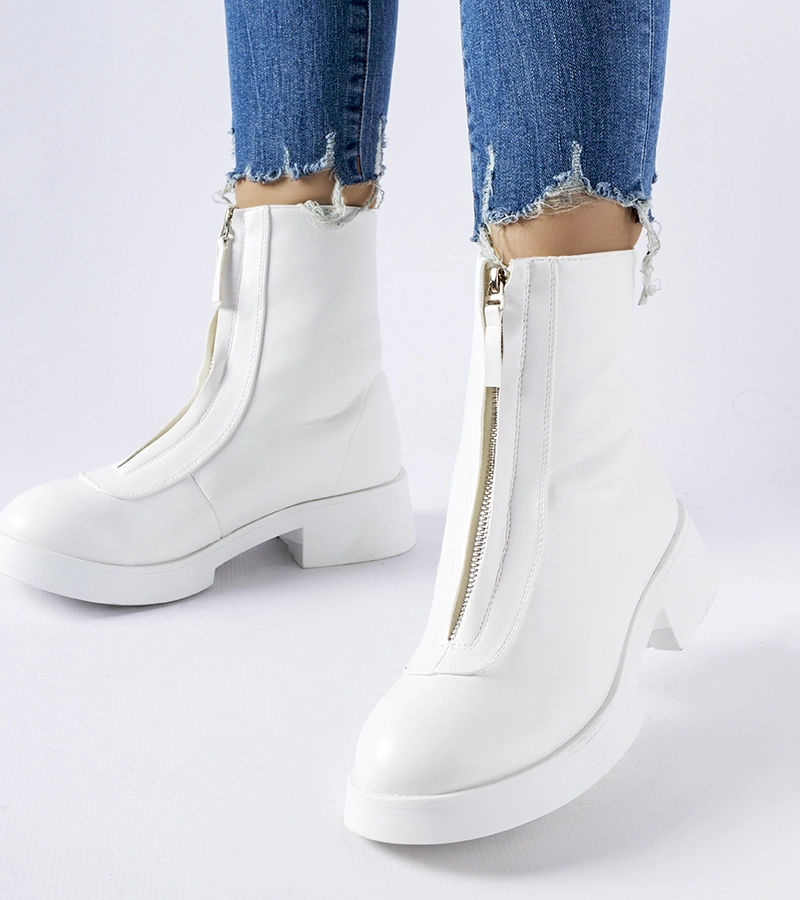 Białe ocieplane botki zdobione suwakiem