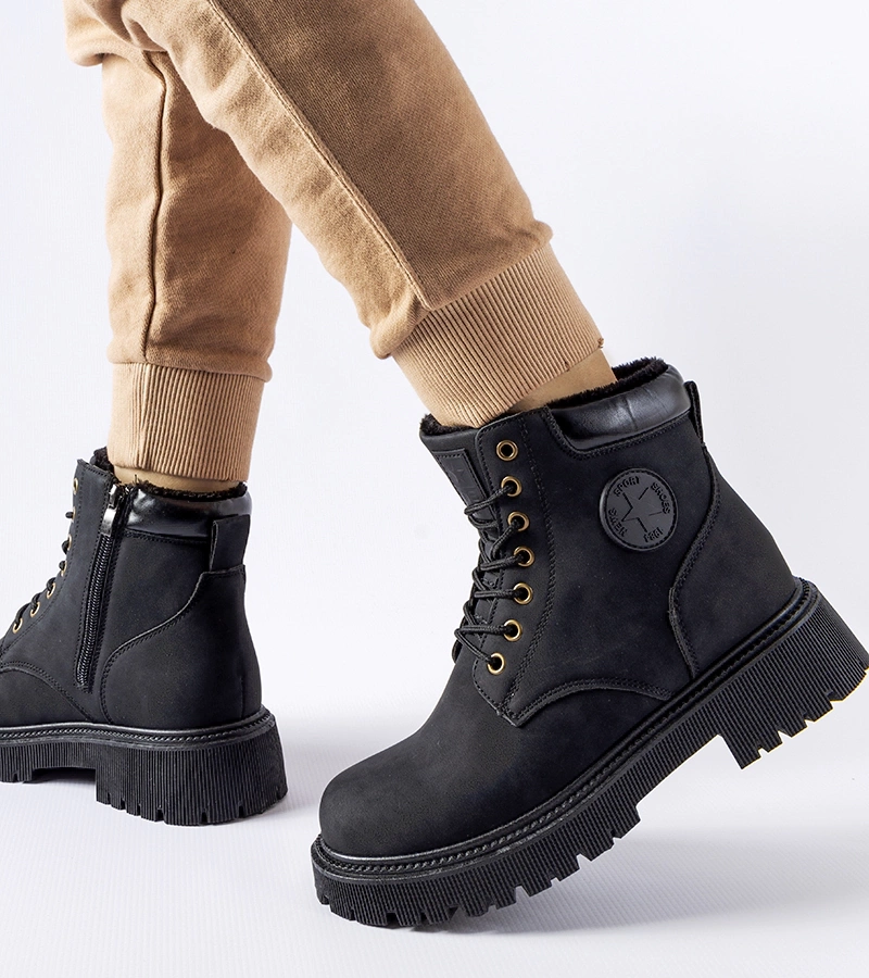 Czarne ocieplane trapery