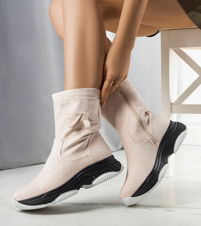 Beżowe ocieplane botki z eko-zamszu