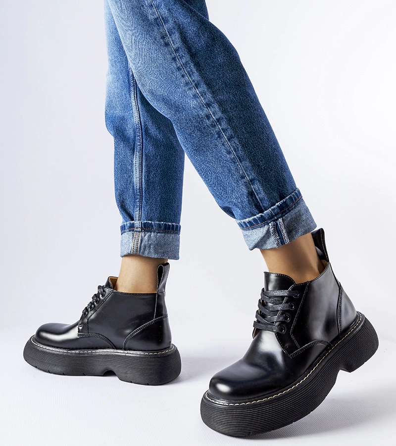 Czarne krótkie klasyczne workery