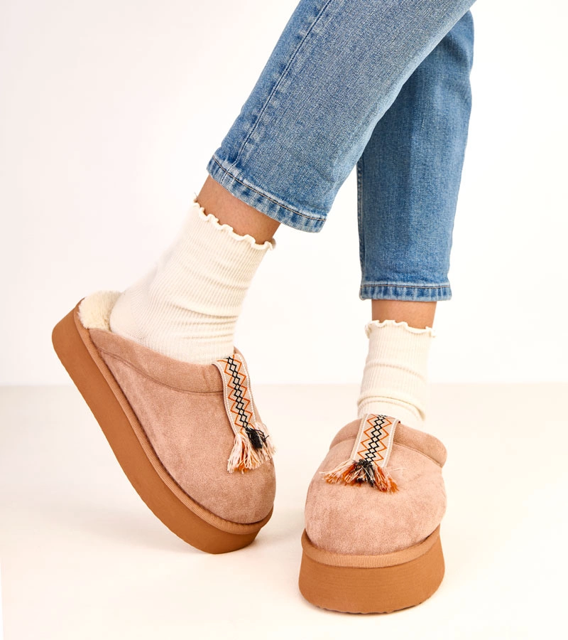 Hers Ciemnobeżowe zabudowane kapcie z kolorową wstawką