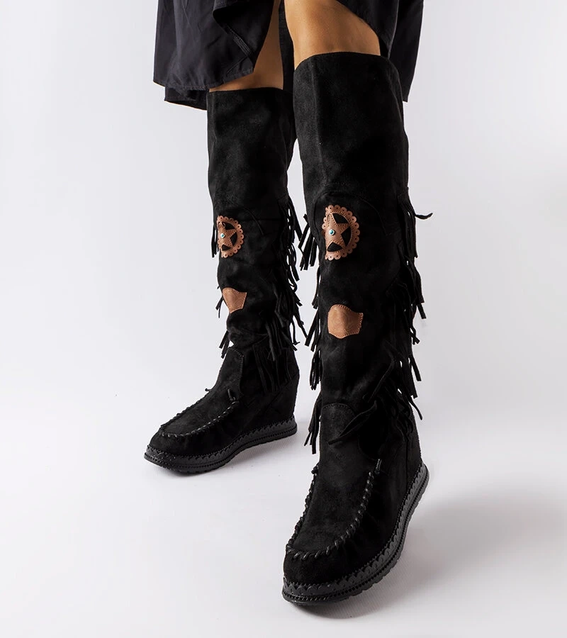 Czarne kozaki na koturnie z frędzelkami