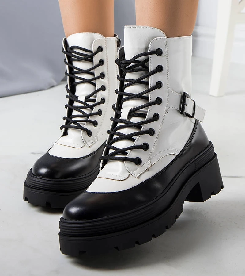 Białe modne traperki