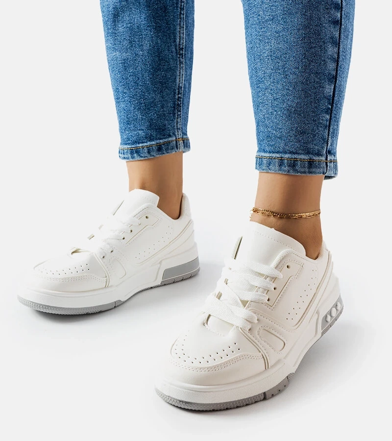 Białe sportowe sneakersy