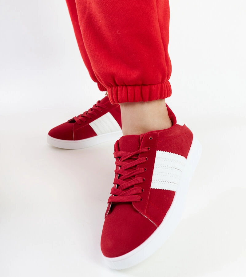 Czerwone zamszowe sneakersy na platformie