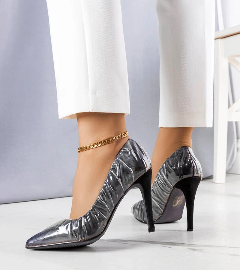 Czarne obłożone folią szpilki