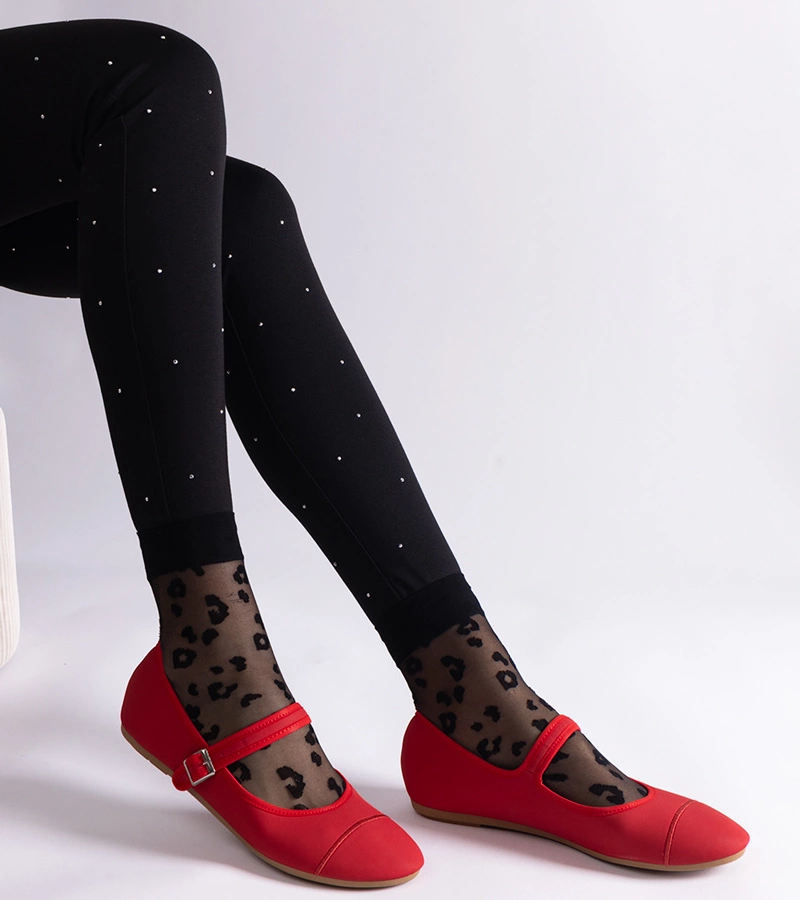 Czerwone balerinki o matowym wykończeniu zapinane na sprzączkę