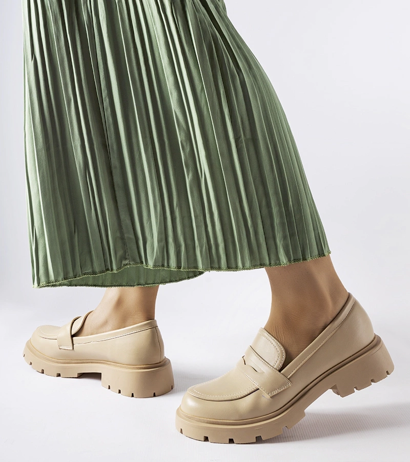 Beżowe eleganckie mokasyny