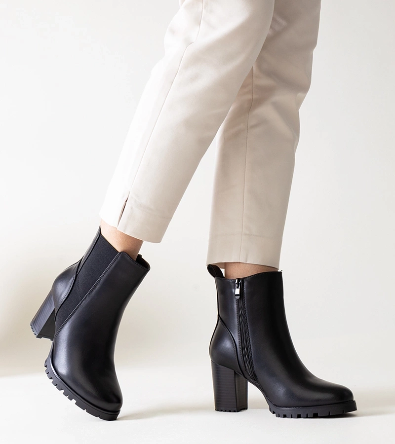 Czarne botki na słupku z eko skóry