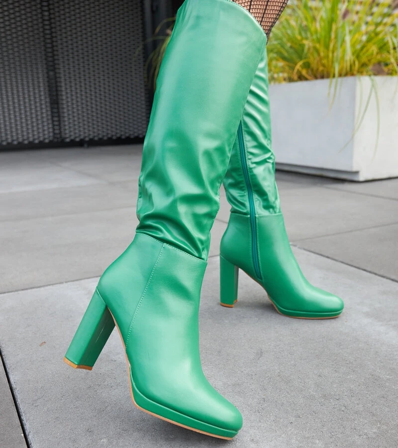 Zielone kozaki na słupku