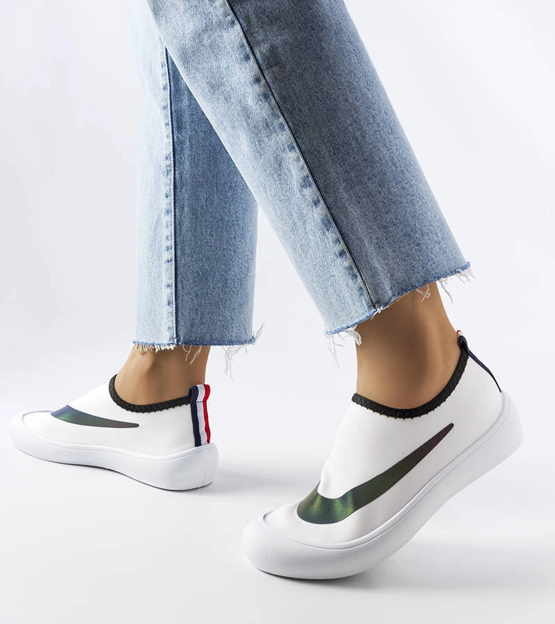 Białe wsuwane elastyczne trampki