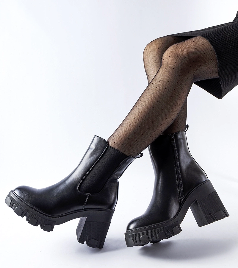 Czarne ocieplane klasyczne botki na słupku