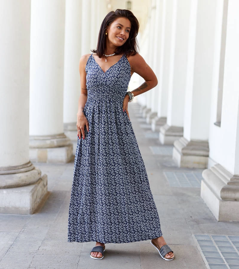 Granatowa sukienka na ramiączkach w kwiaty