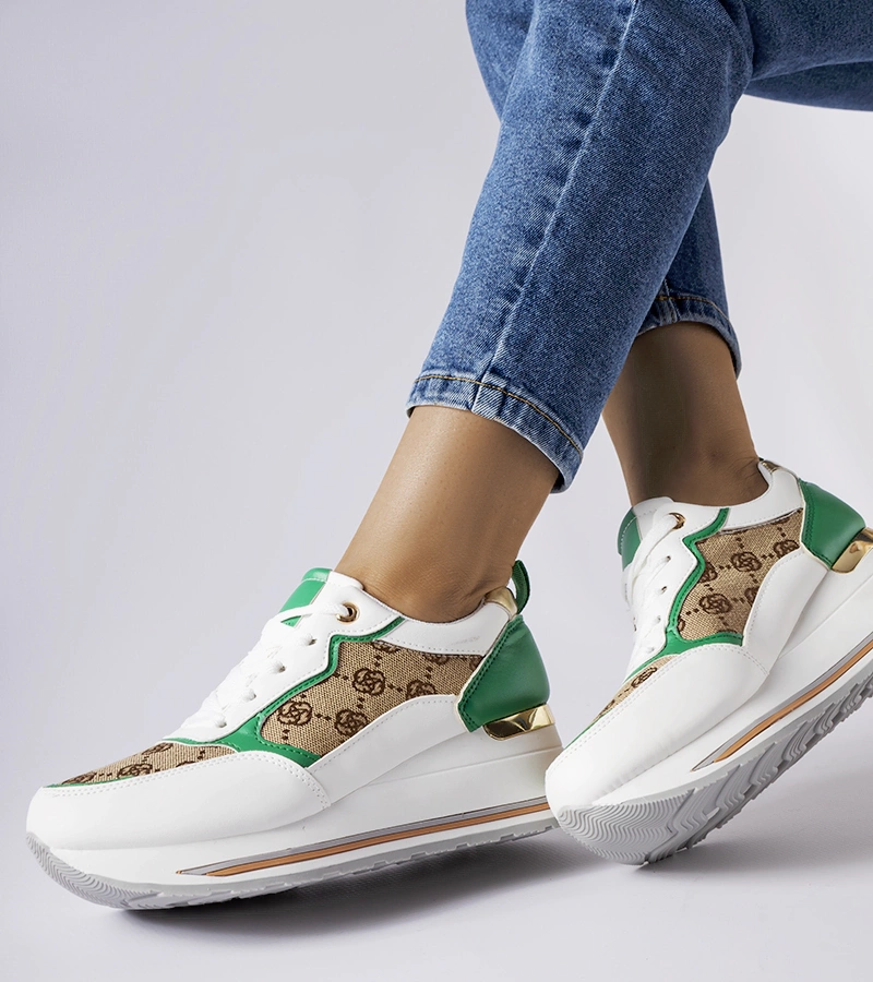 Biało-zielone sneakersy ze wzorem na koturnie