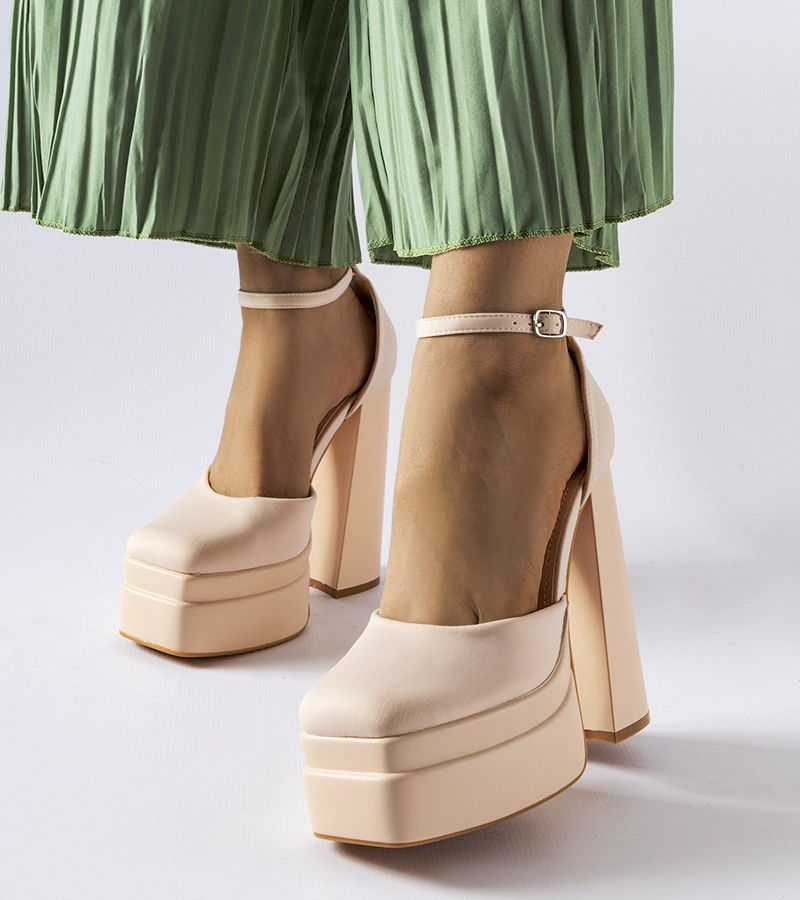 Beżowe czółenka na wysokim słupku