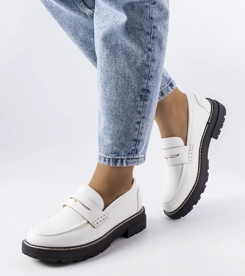 Białe lakierowane mokasyny