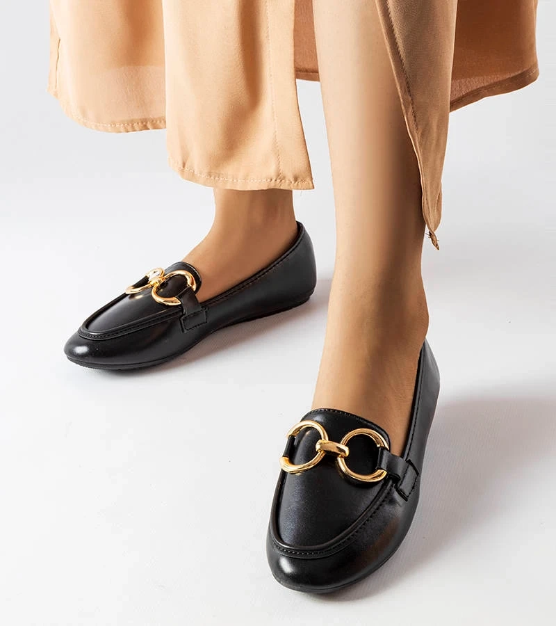 Czarne mokasyny z ozdobną klamrą