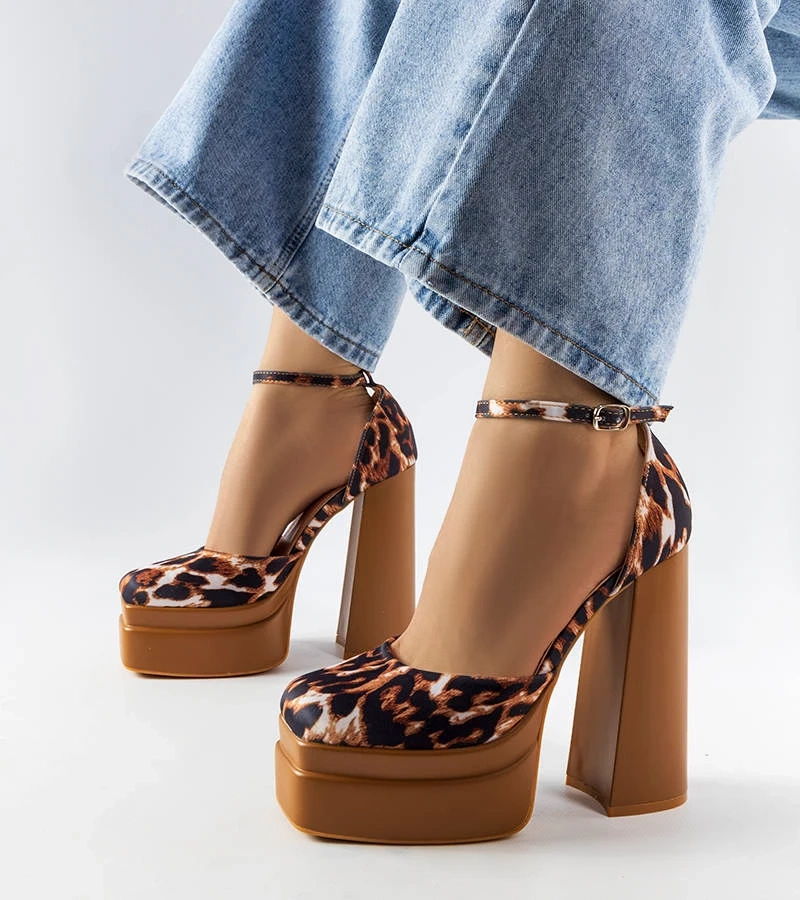 Brązowe czółenka na wysokim słupku