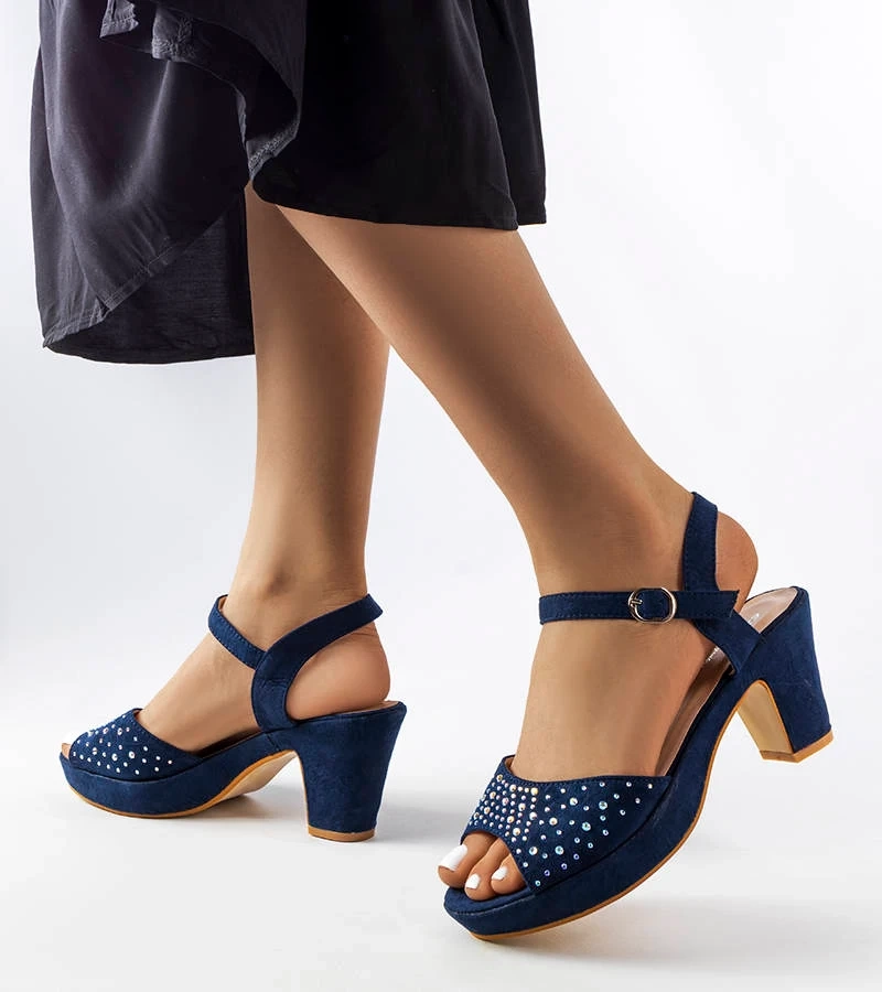 Granatowe sandałki na słupku