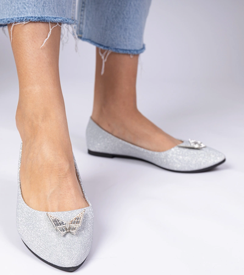 Hers Srebrne damskie balerinki brokatowe z motylkiem