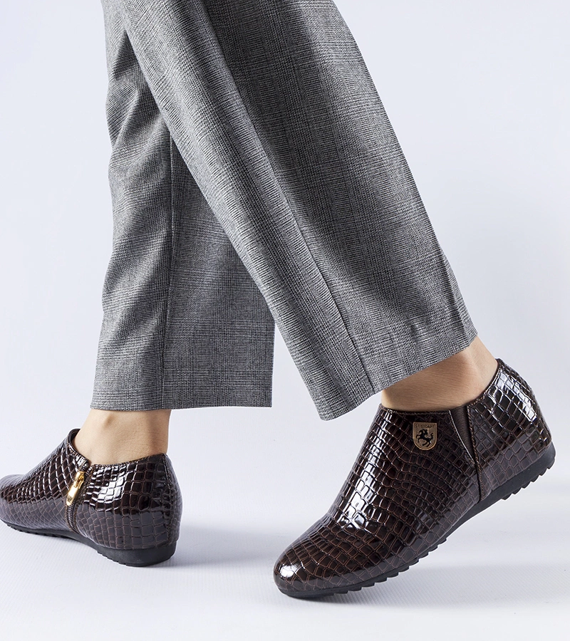 Brązowe lakierowane półbuty