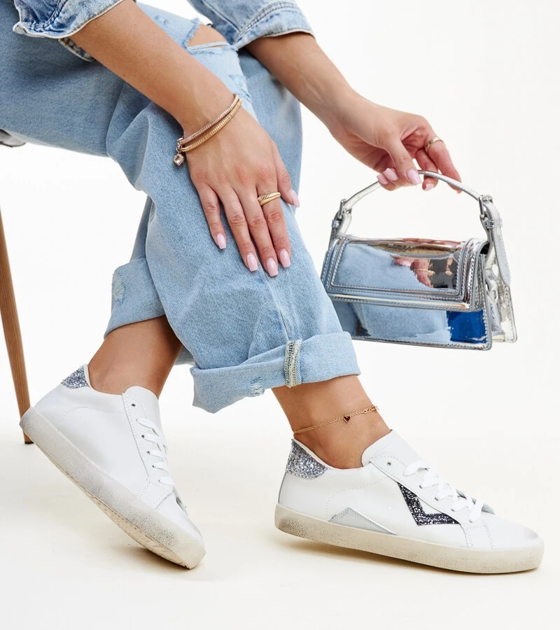 Białe sneakersy ze efektownym zdobieniem